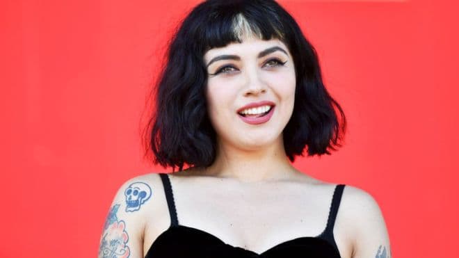 Mon Laferte se desnuda en los Latin Grammy como protesta por la violencia en Chile