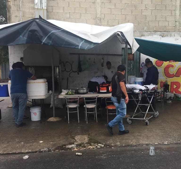 Balean a trabajador de pollería en Cancún