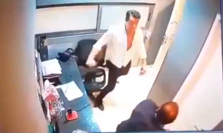 Vigilante le pide que le baje a su música y así reacciona este hombre