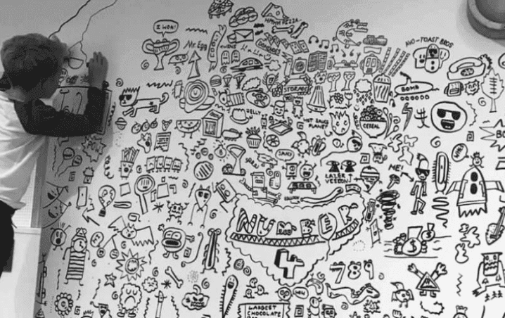 Niño castigado por dibujar en la escuela ahora decora un restaurante