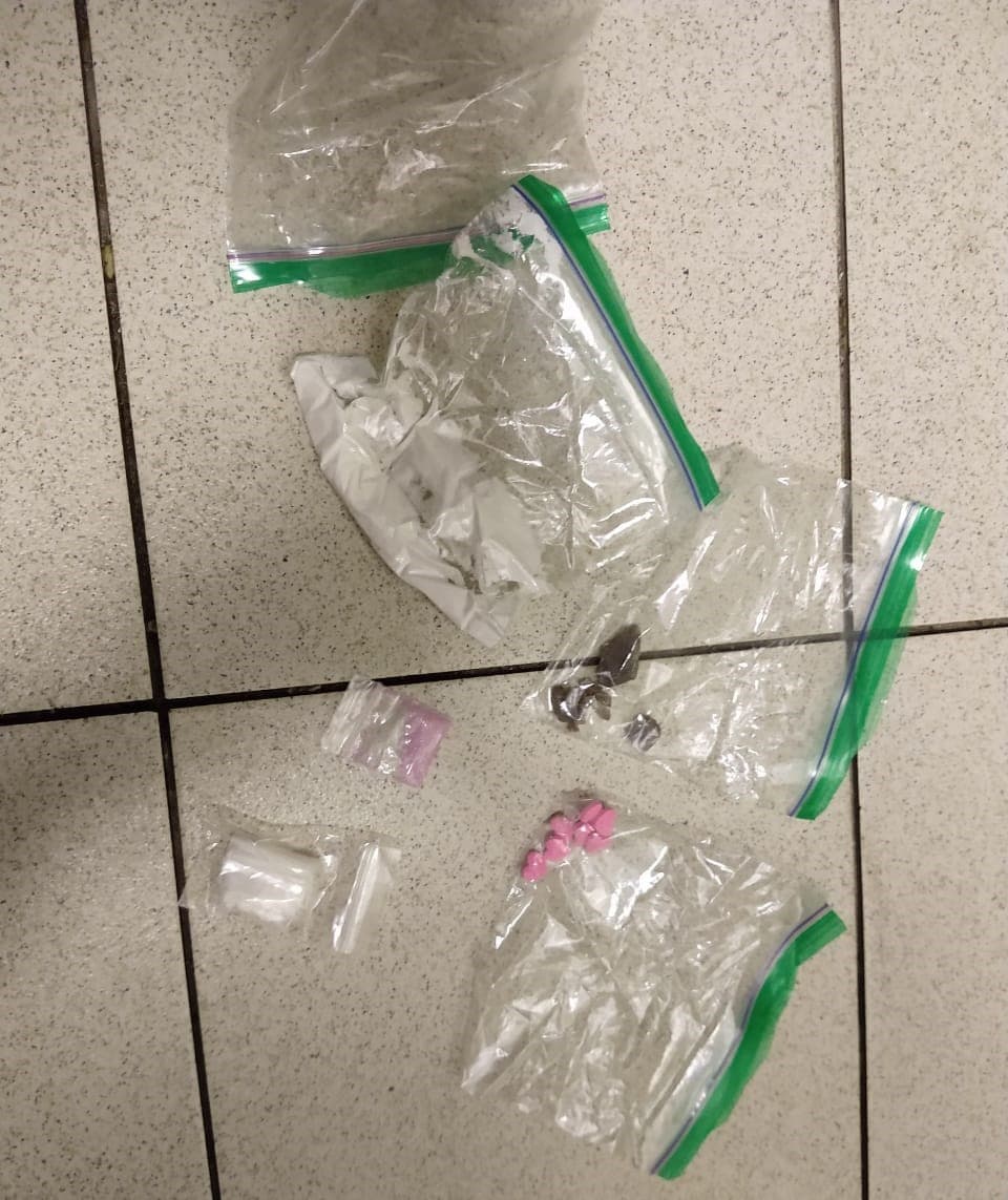 Perro detecta a sujeto con drogas en la calle 12 de Playa del Carmen