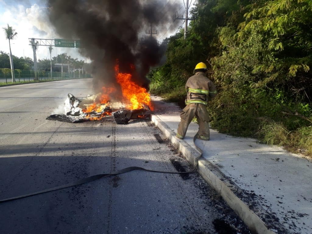 Arde vehículo en puente de Chemuyil