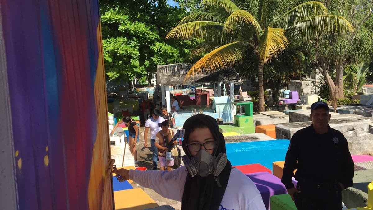 Artistas embellecen fachada del panteón de Cancún