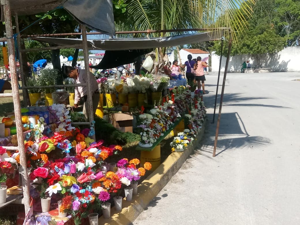 Acosan fiscales a vendedores de flores en panteón de Chetumal