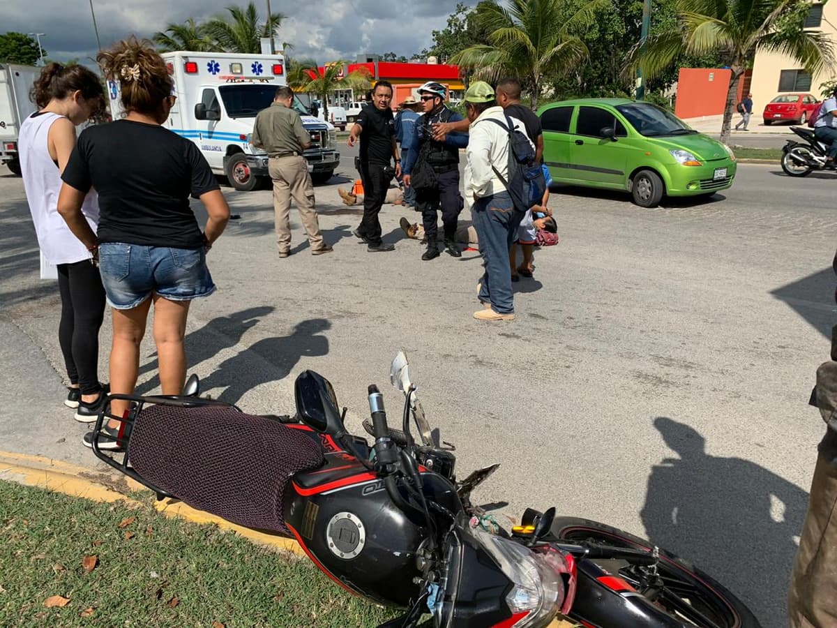 Imprudente mujer atropella a trabajadoras de Xcaret