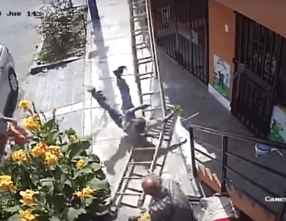 VIDEO: Anciano en silla de ruedas derriba escalera donde un hombre trabajaba