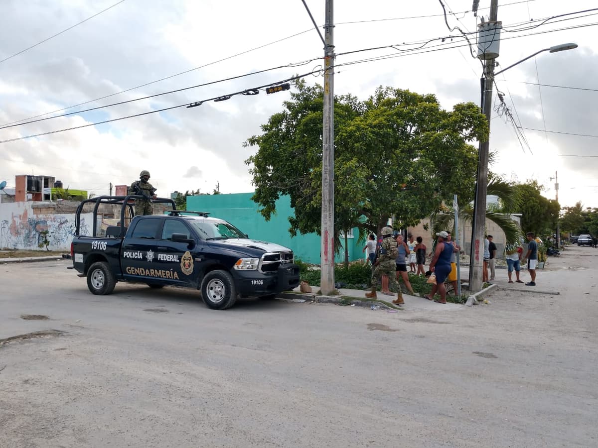 Policías en Cancún detienen a asaltantes a balazos; una mujer queda herida