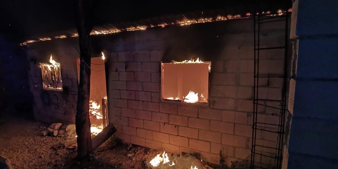 Se quema casa en construcción en In House, Playa del Carmen