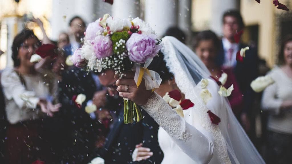 Entregan a su única hermana vestidos de superhéroes en su boda