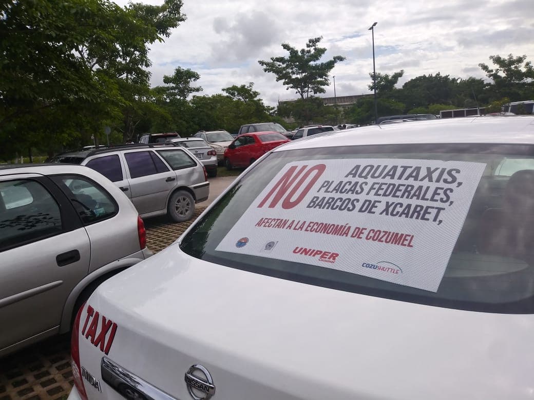 Protestan en Cozumel contra aquataxis; tapizan de calcomanías expresando su negativa