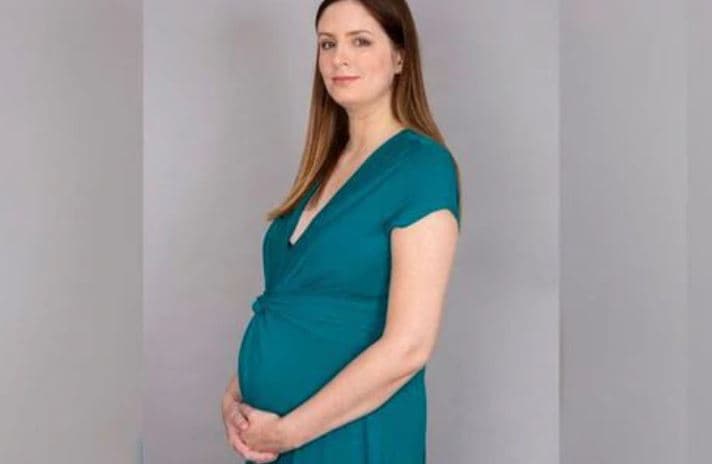 Mujer adopta a mellizos y los devuelve al quedar embarazada