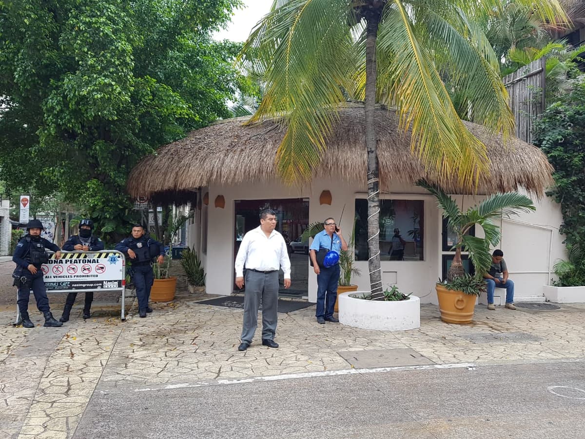 Excónsul de Italia en Playa del Carmen amaga con un arma a policías al desalojarlo de su hotel