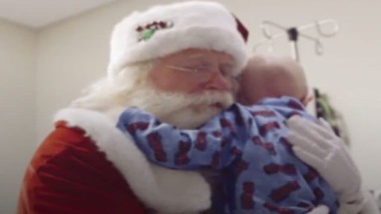 ¡Lamentable! Niño pide como último deseo conocer a Santa y muere en sus brazos