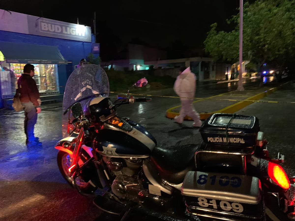 (Video) Sicarios asesinan a un hombre y hieren a otro en Playa del Carmen