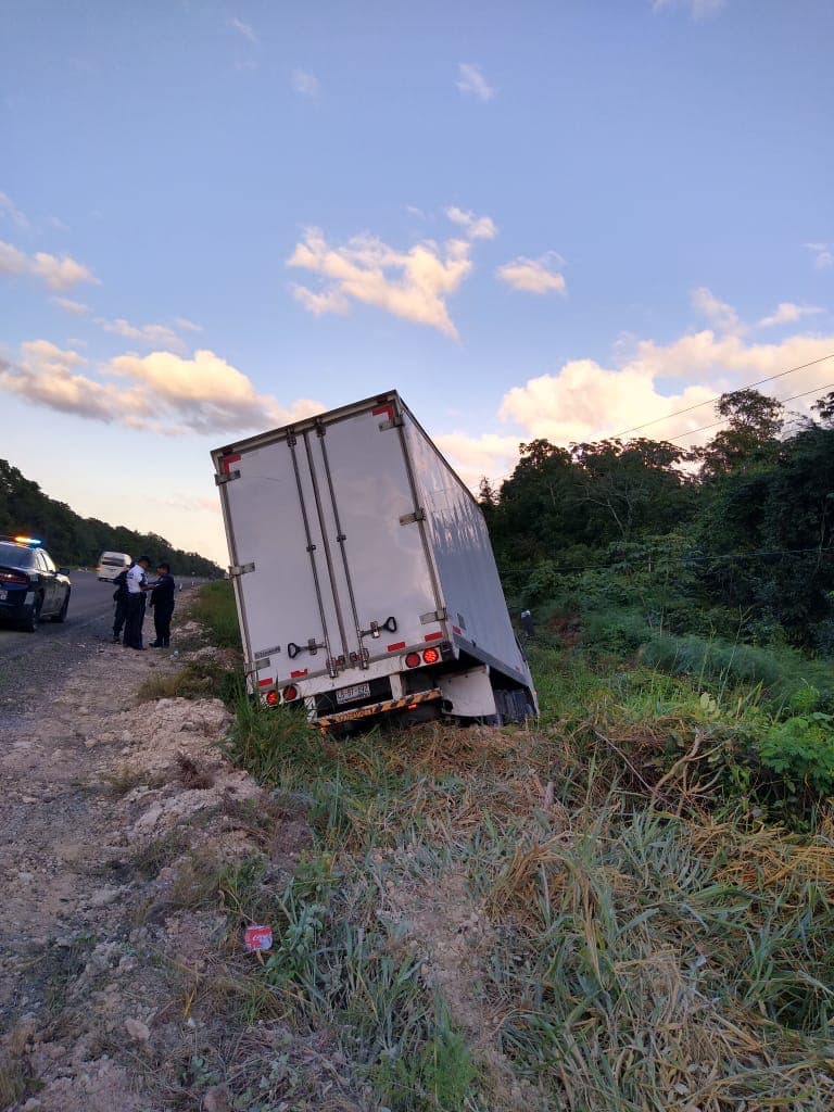 Camión de carga pierde el control y se sale de la carretera en Bacalar