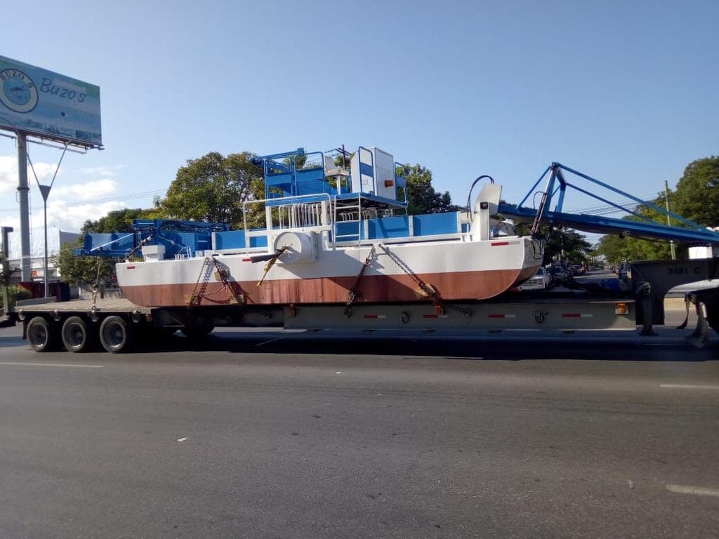 Rescatan sargacera abandonada en Puerto Morelos