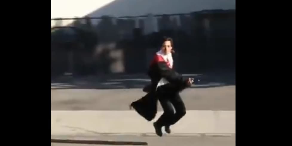 Captan a "mago" de Hogwarts volando en plena calle