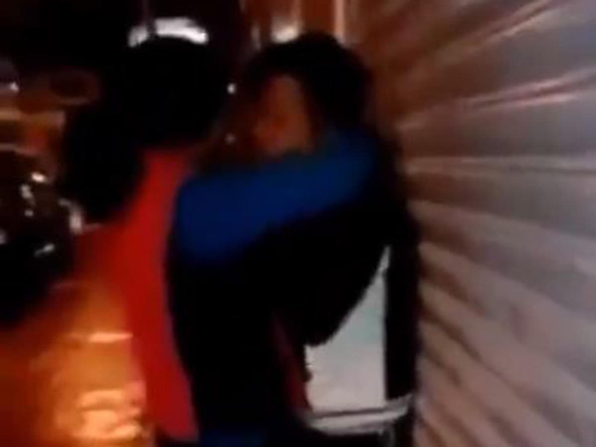 Graban a mujer besando 'salvajemente' a su novio