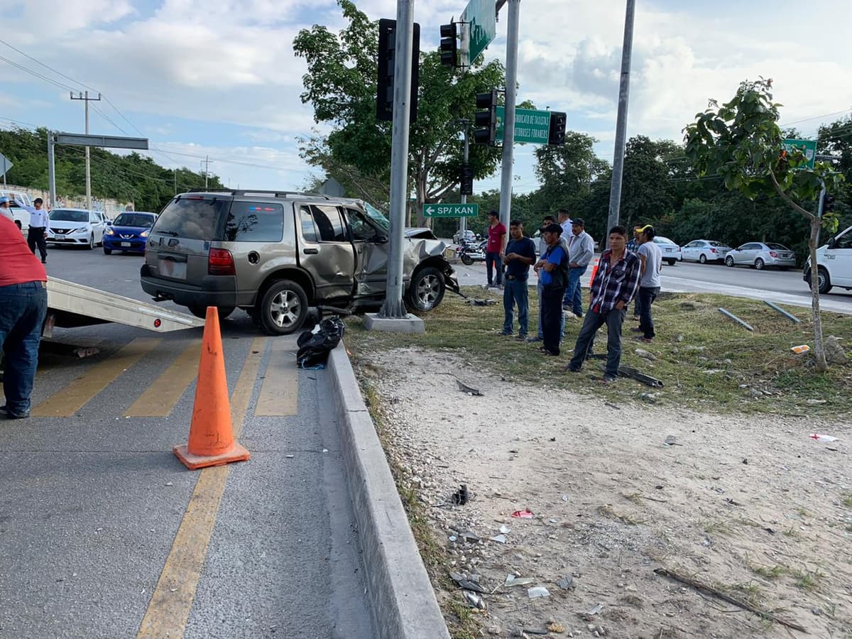 Aparatoso choque por la vuelta prohibida a la altura del sindicato de taxistas de Playa del Carmen