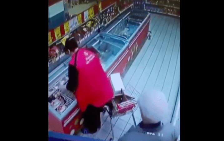 Viejito pervertido le arrima todo a las señoras del súper y se hace viral