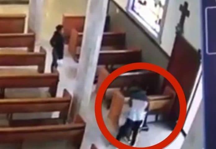 Pareja roba limosnas de una iglesia en México
