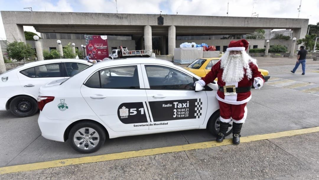 Santa Claus pasea en taxi en busca de juguetes para los niños pobres