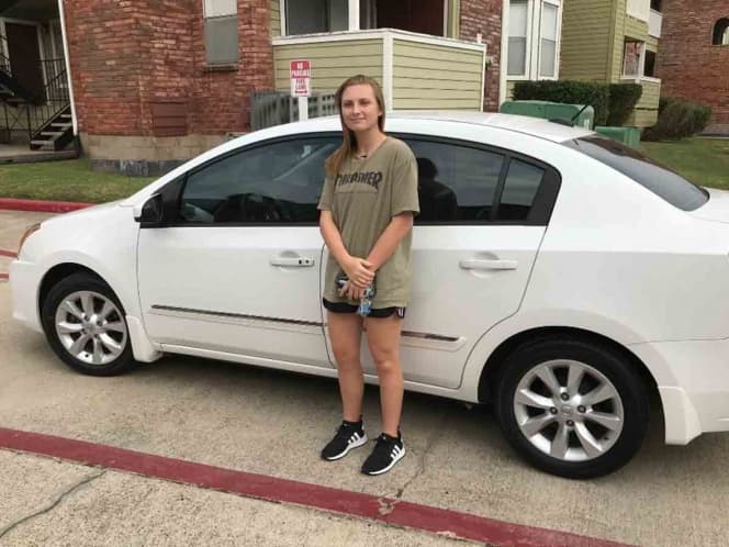 Clientes regalan un auto a mesera que los atendió