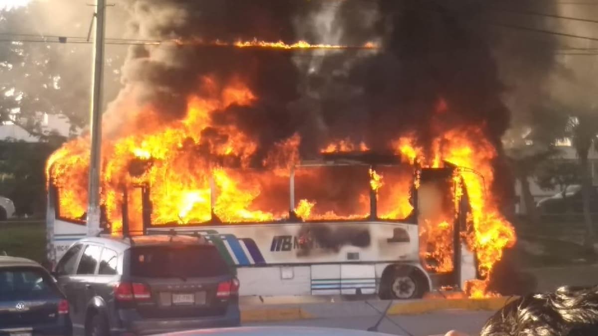 Se incendia camión Turicun frente a Plaza Las Américas de Cancún