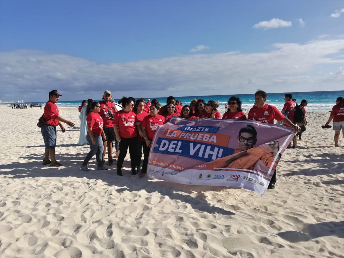 Forman “lazo humano” por lucha contra VIH en Playa Delfines