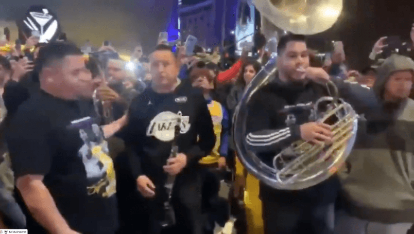 Al ritmo de banda, mexicanos despiden a Kobe Bryant en Los Ángeles