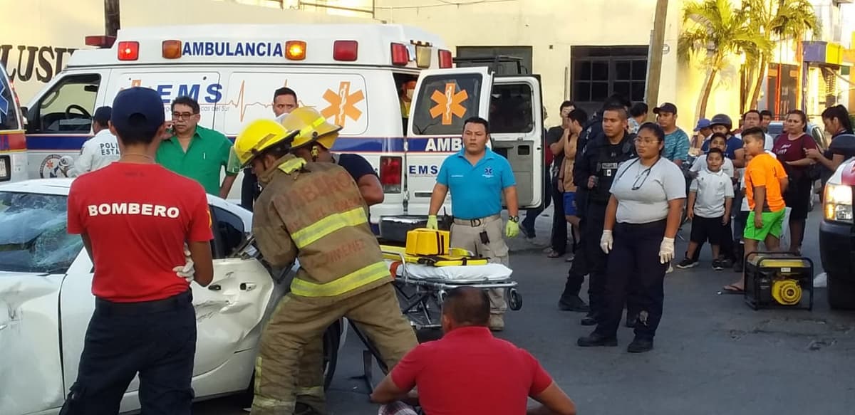 Quedó prensada al chocar contra motopatrulla en Chetumal y así la rescataron
