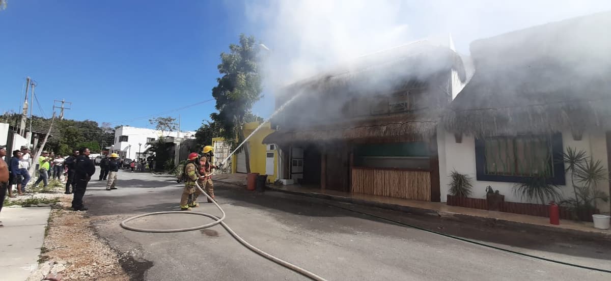Se incendia negocio en en la Colonia “La Veleta” en Tulum