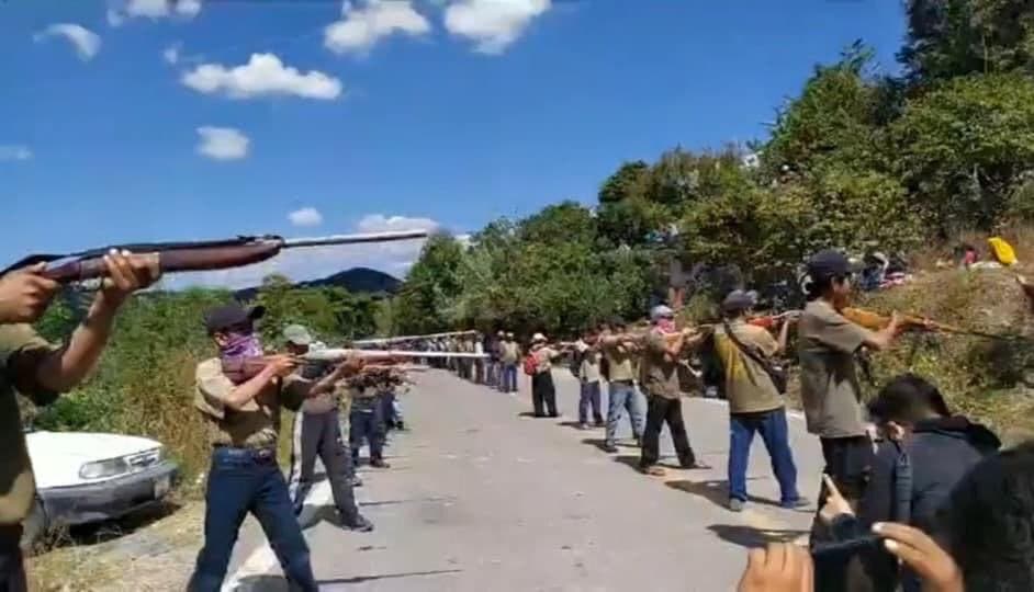 Niños se enlistan a la policía comunitaria en Guerrero tras asesinato de varios músicos