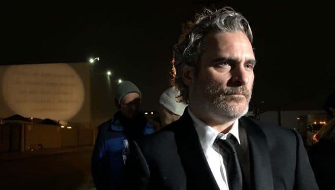 Joaquin Phoenix se pierde la fiesta tras ganar el SAG para consolar a cerdos camino al matadero