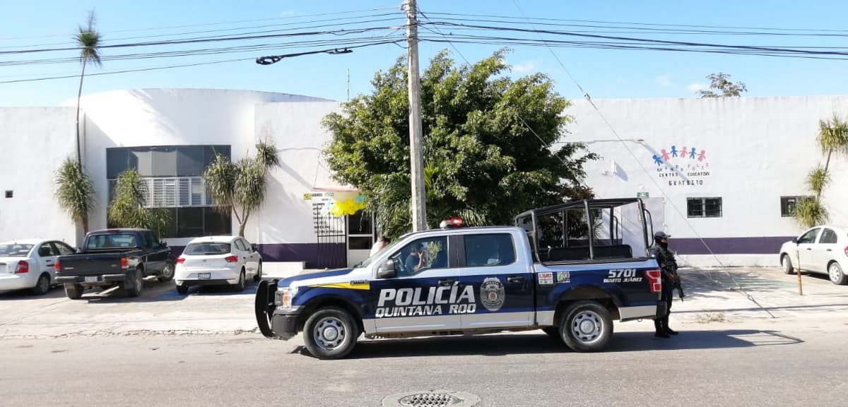 Asaltantes interceptan a automovilista y a punta de pistola lo bajan en Cancún