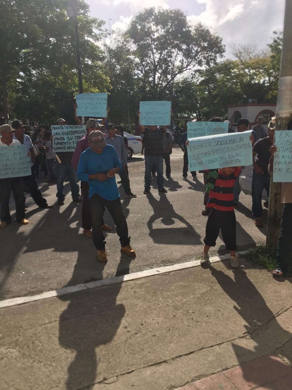 Bloquean acceso carretero en Bacalar