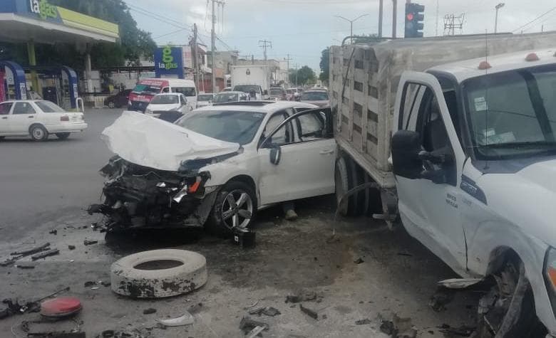Fuerte choque entre camión de basura y taxi deja varios heridos en Cancún