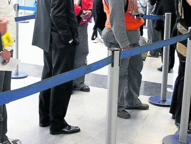 Video: Hombre confronta a cajera de banco por "dar pitazo" a los ladrones que lo asaltaron