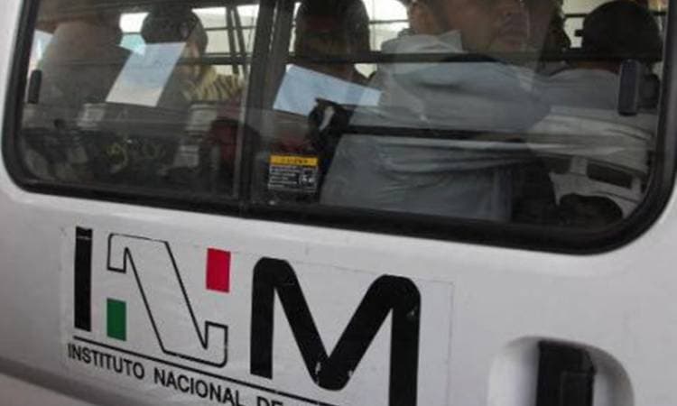 Acusan corrupción en entrega de tarjetas regionales por el INM