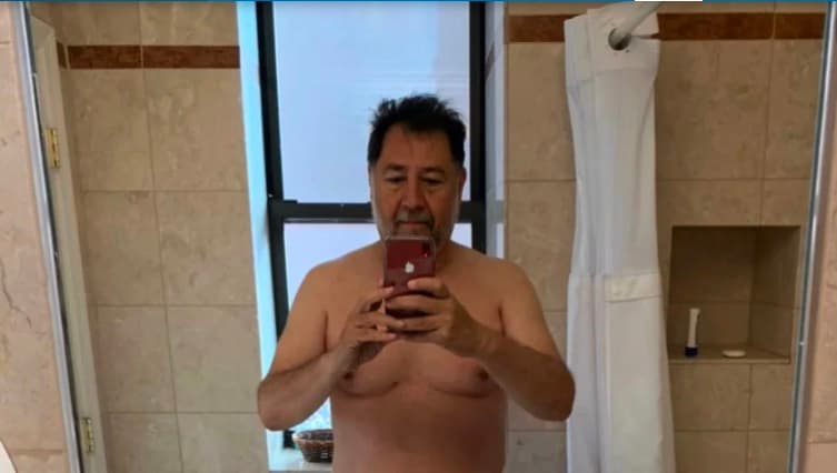De diputado a "influencer"; Noroña comparte foto desde el baño de su hotel