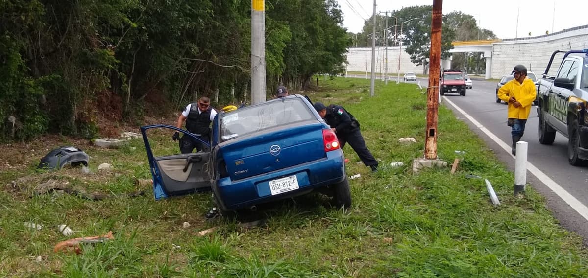 Ebrio choca contra poste en Chetumal