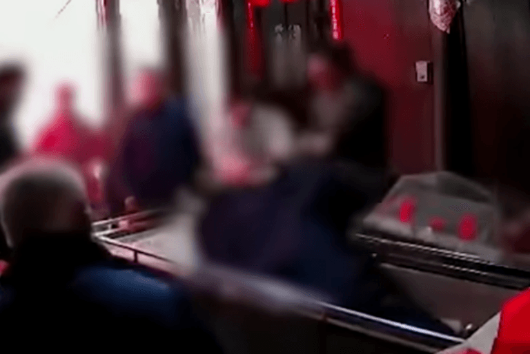 Por abandonarlos, hijos golpean el cadáver de su padre en pleno funeral