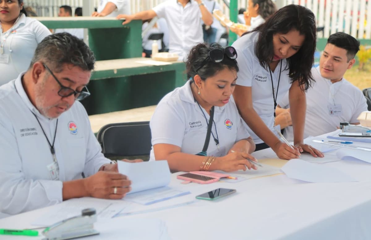 Entregaron en Cancún 4 mil 424 becas escolares