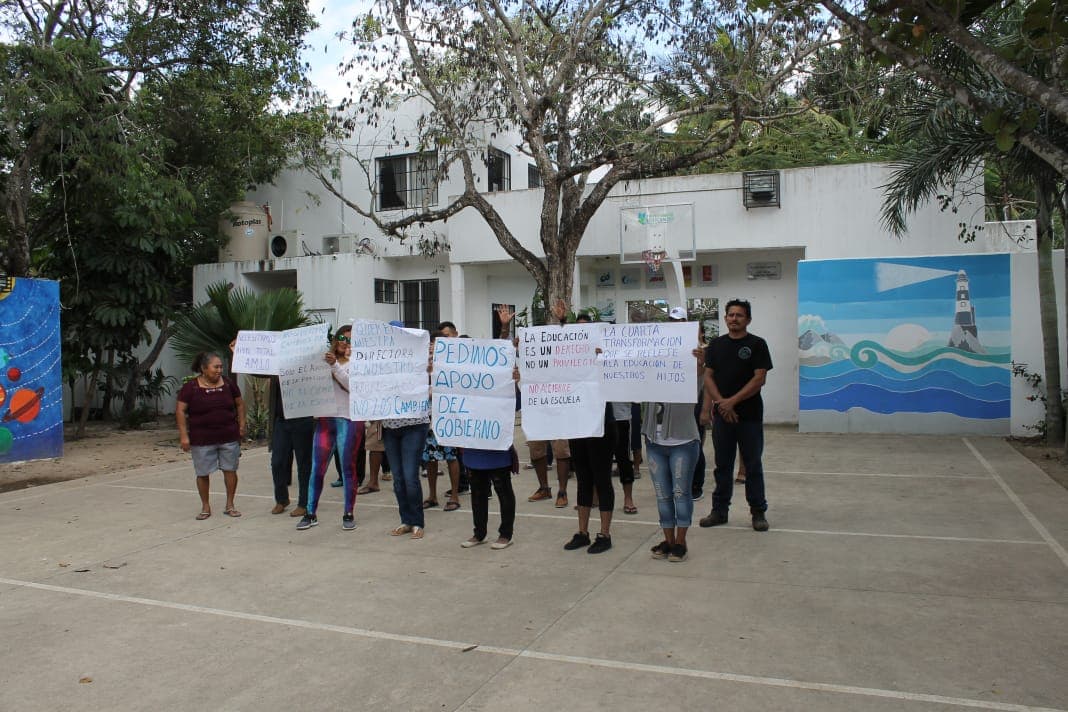 Padres se manifiestan por cierre de centro comunitario en Puerto Aventuras