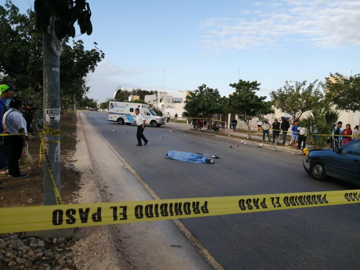 Por llevar a su esposa a parir, atropella a motociclista y lo mata en Playa del Carmen