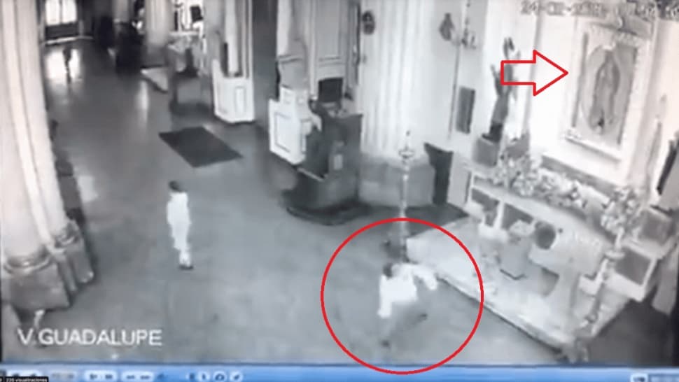 Video: Hombre apedrea a la Virgen de Guadalupe en la basílica