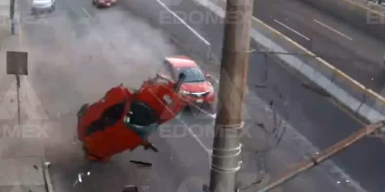 (Video) Auto sale "volando" por lateral de Periférico en el EdoMex