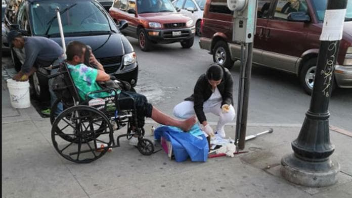 Enfermera cura a hombre en situación de calle y se vuelve viral
