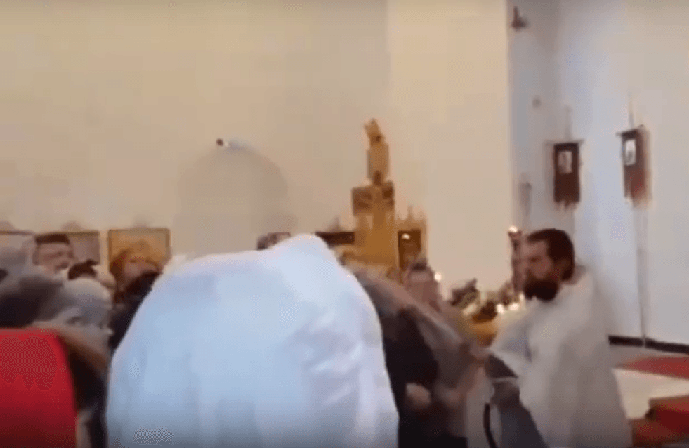 Video: Un sacerdote bendice a su feligreses a manguerazos