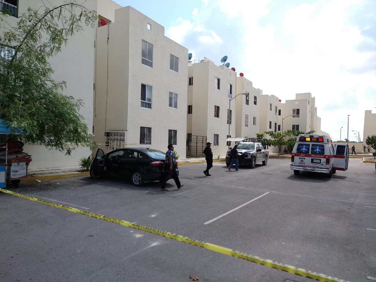 Abre la puerta de su casa en Cancún  y lo matan